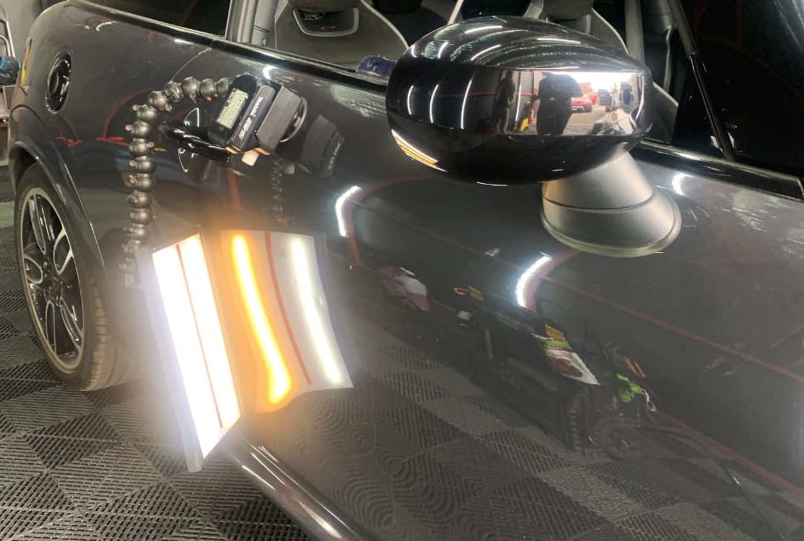 Auto Detailer Studio: Servicio de detailing de vehículos en Cuenca, Ecuador, con instalación de nano grafeno para protección de pintura. Auto Detailing Services in Cuenca Ecuador.